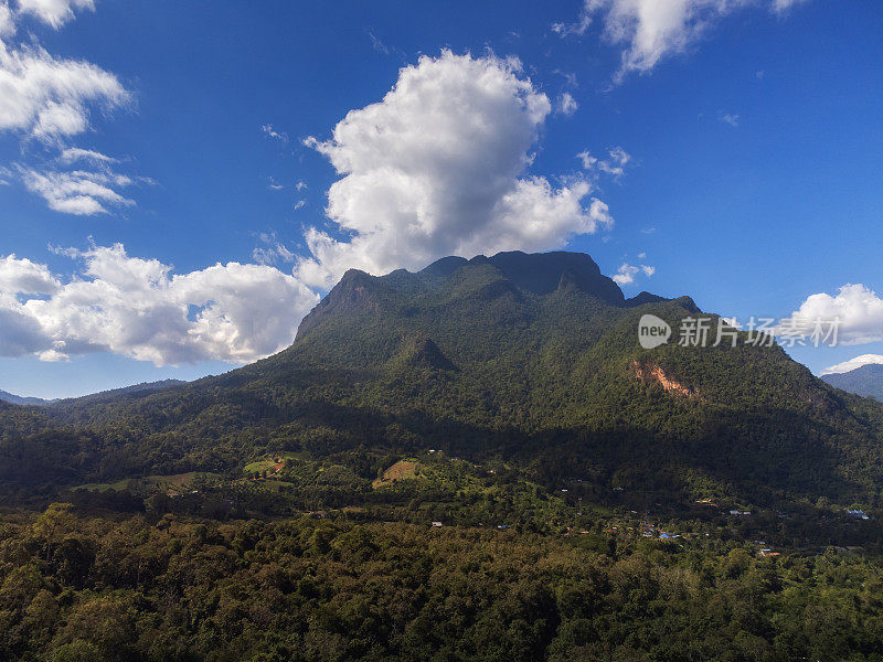 在泰国清迈省的Doi Luang Chiang Dao日出时的美丽景色。